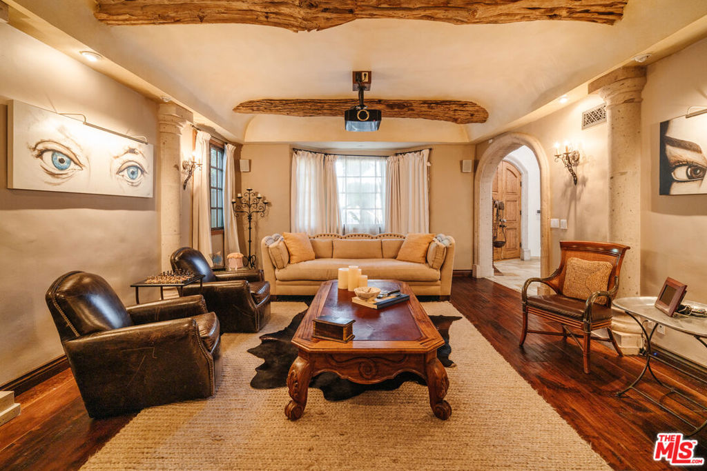 10064 Toluca Lake Avenue
