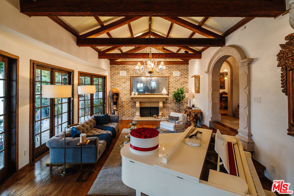 10064 Toluca Lake Avenue