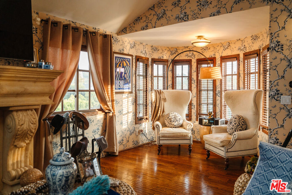 10064 Toluca Lake Avenue