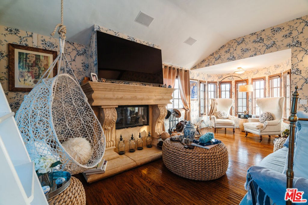 10064 Toluca Lake Avenue