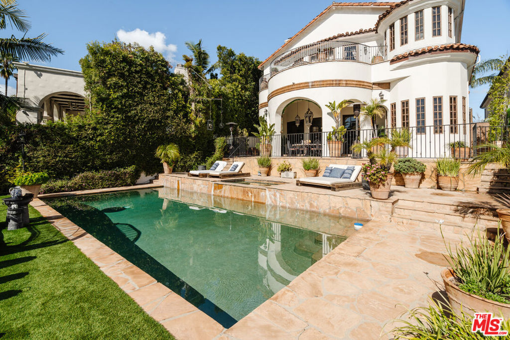 10064 Toluca Lake Avenue