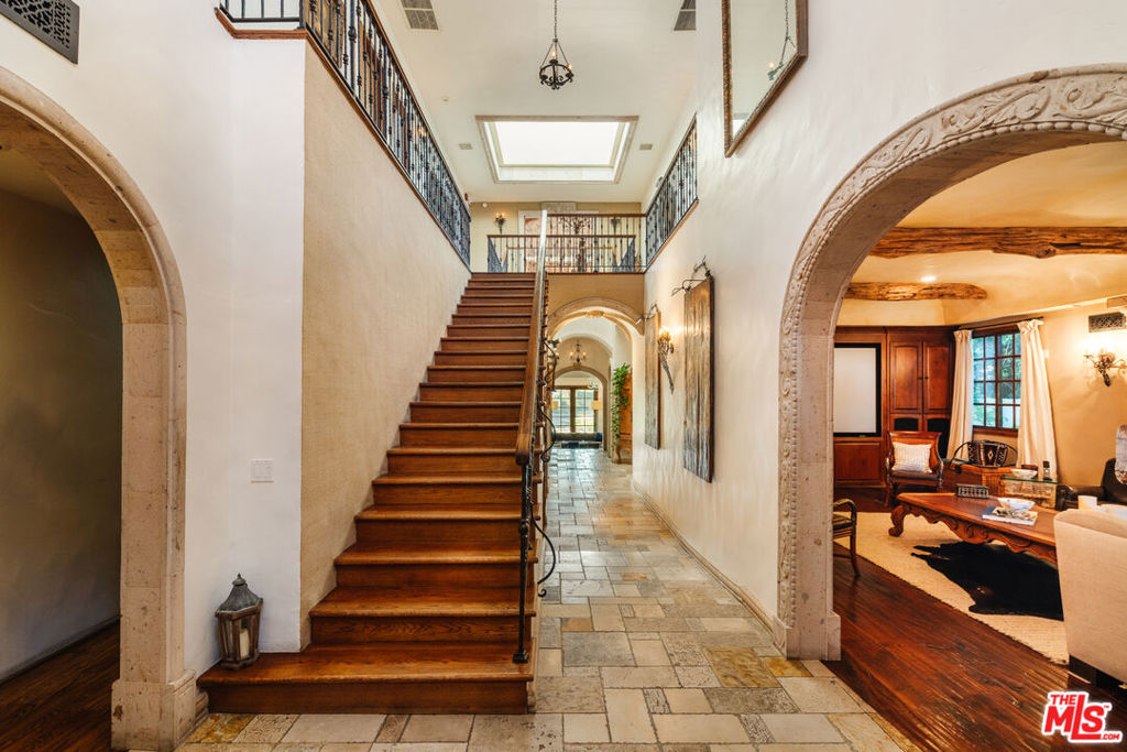 10064 Toluca Lake Avenue