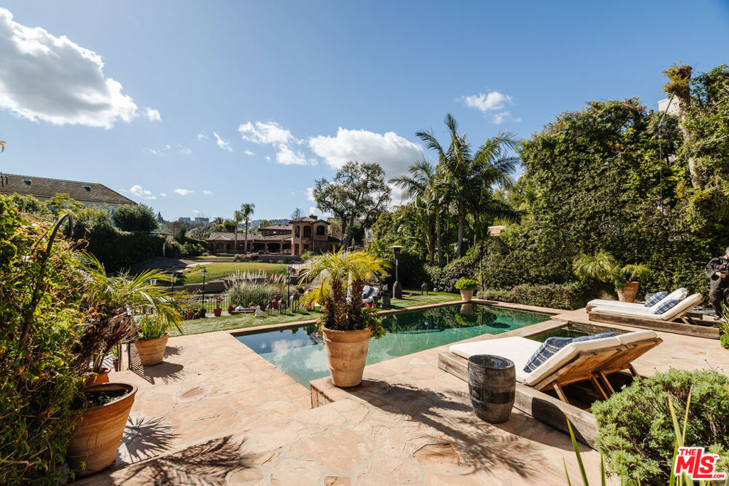 10064 Toluca Lake Avenue