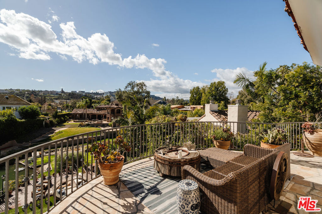 10064 Toluca Lake Avenue