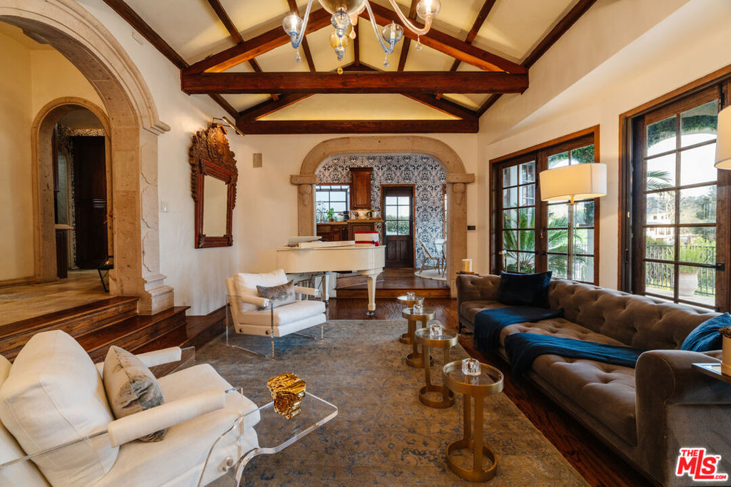 10064 Toluca Lake Avenue