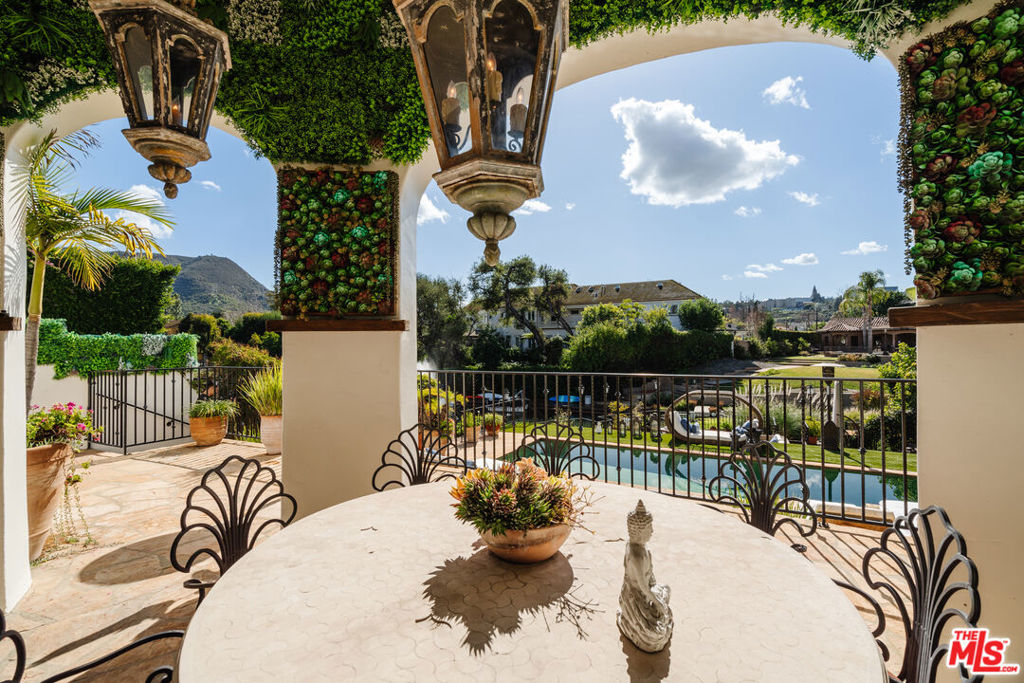 10064 Toluca Lake Avenue