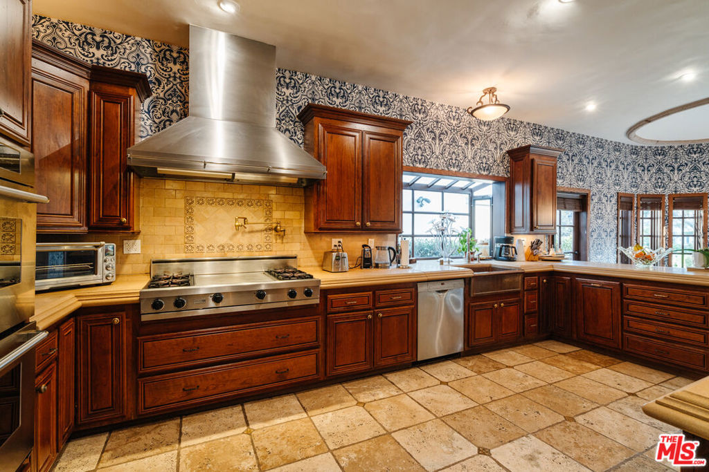 10064 Toluca Lake Avenue