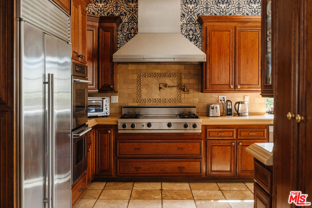 10064 Toluca Lake Avenue