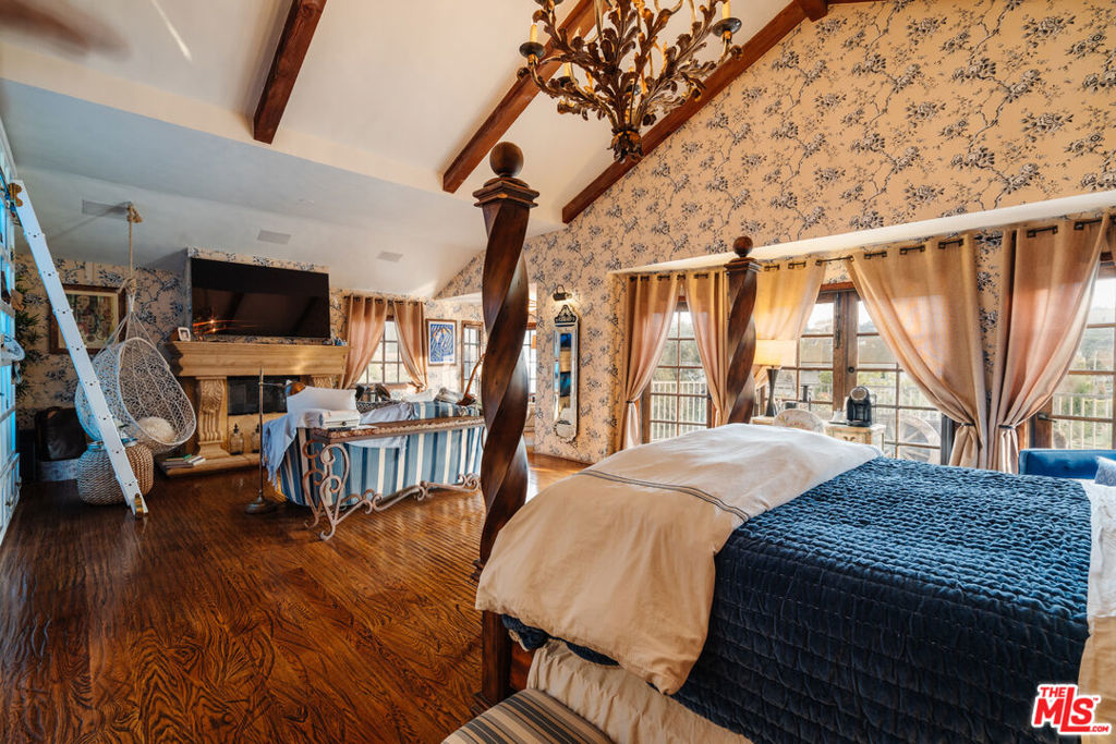 10064 Toluca Lake Avenue