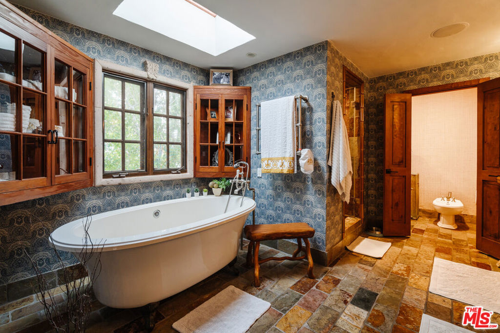 10064 Toluca Lake Avenue