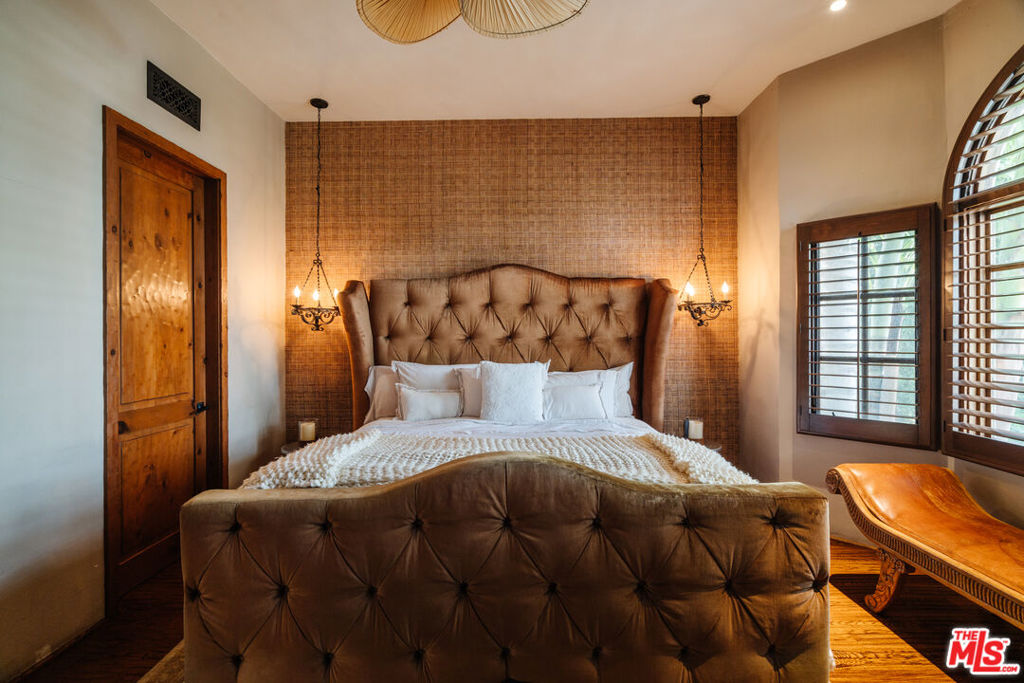 10064 Toluca Lake Avenue