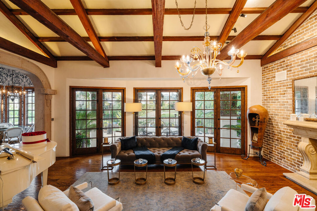 10064 Toluca Lake Avenue