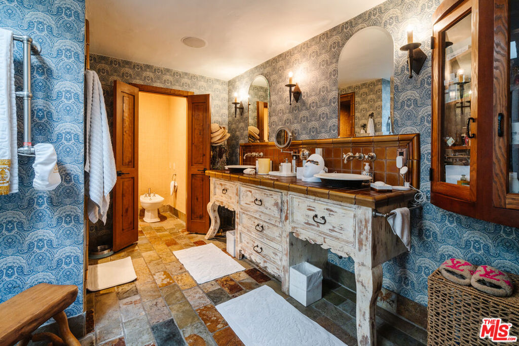 10064 Toluca Lake Avenue