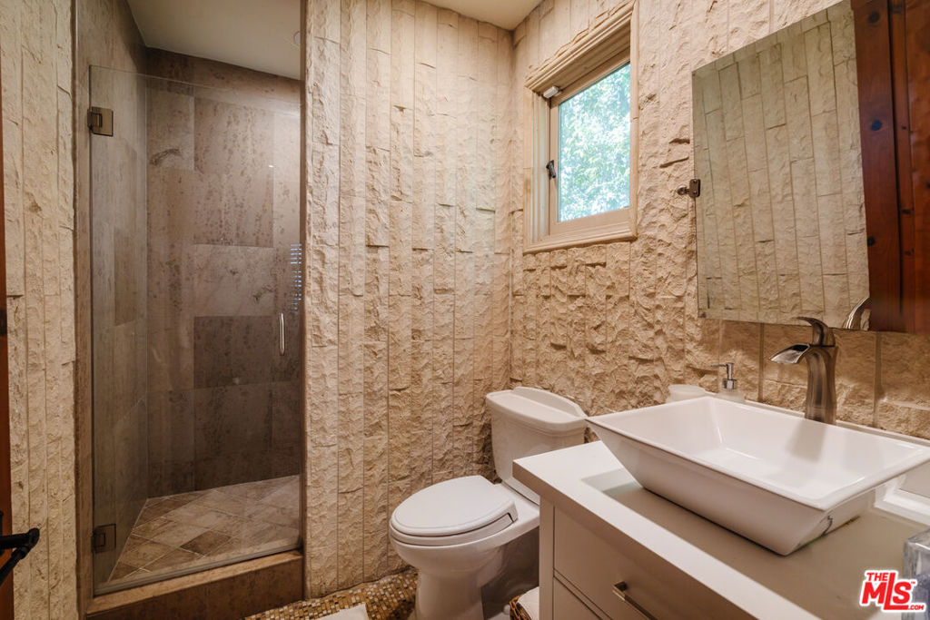 10064 Toluca Lake Avenue