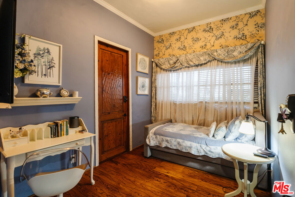 10064 Toluca Lake Avenue