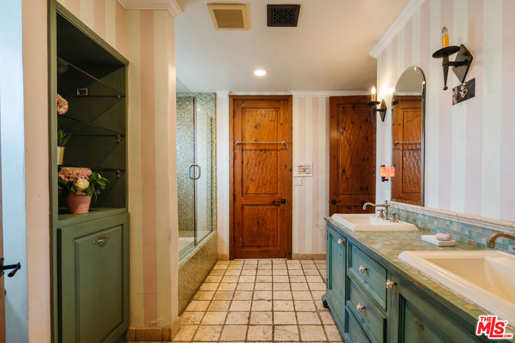 10064 Toluca Lake Avenue