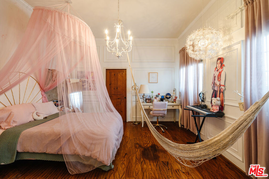10064 Toluca Lake Avenue