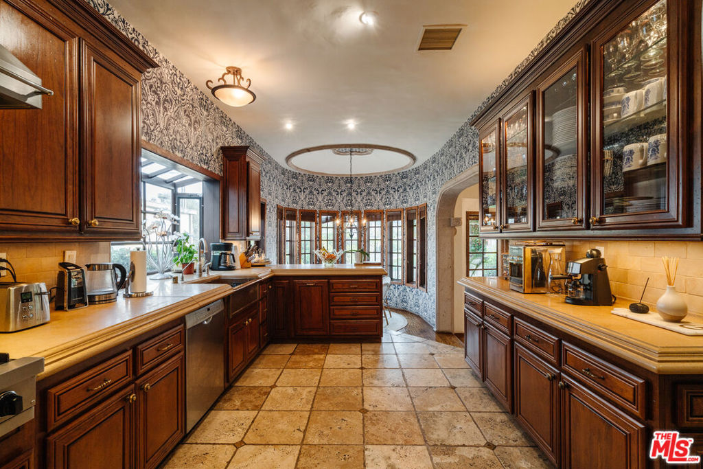 10064 Toluca Lake Avenue