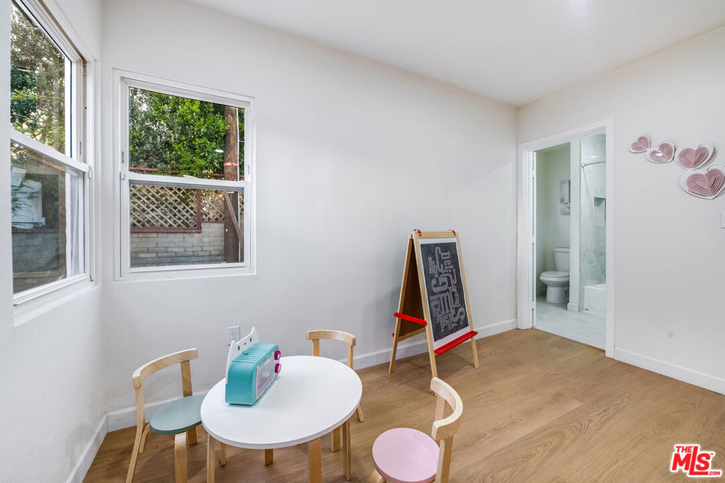 1207 W Orange Grove Avenue