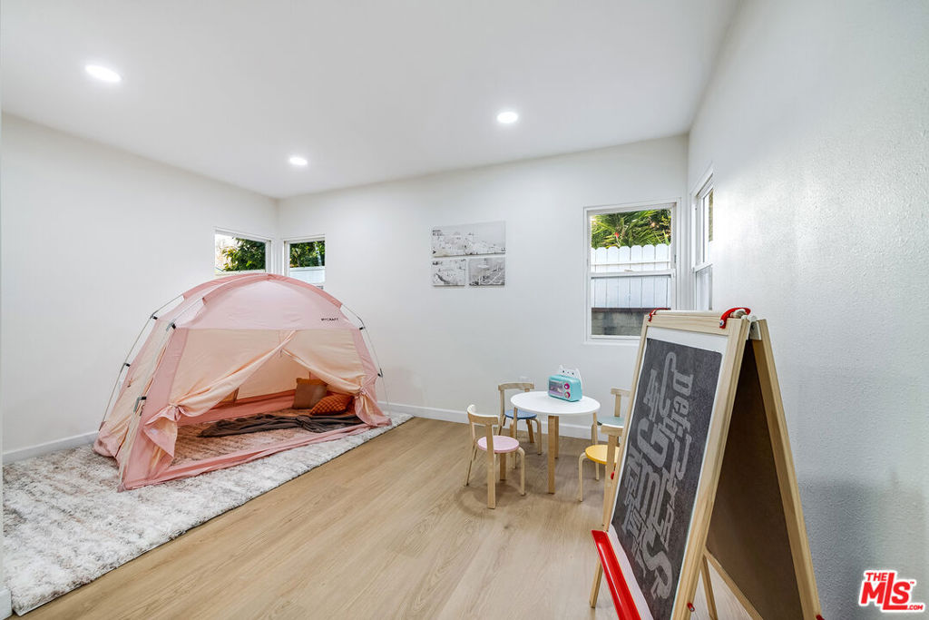 1207 W Orange Grove Avenue