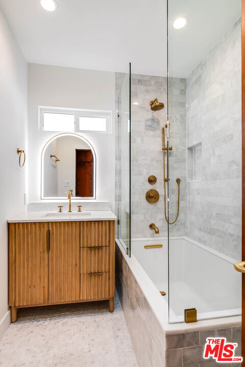 749 N Niagara Street