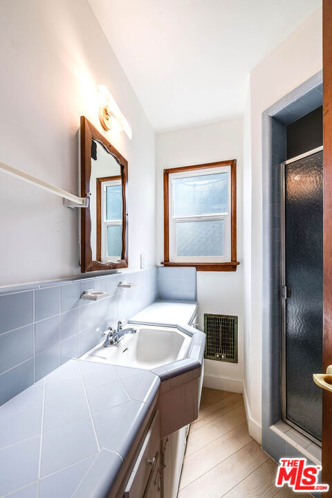 749 N Niagara Street