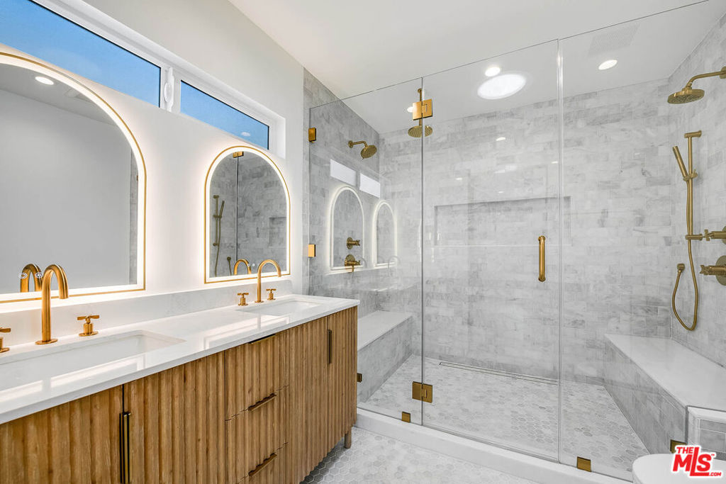 749 N Niagara Street