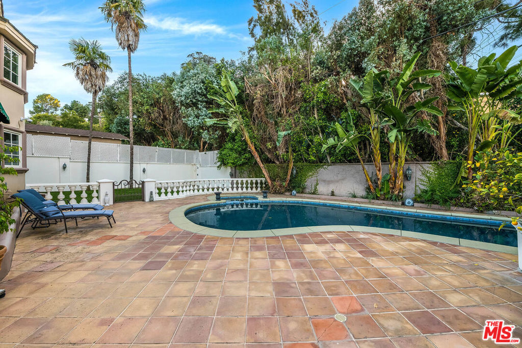 4063 Benedict Canyon Drive