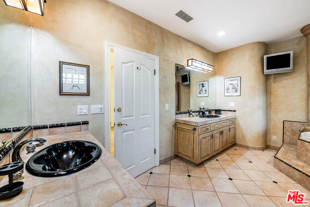 4063 Benedict Canyon Drive