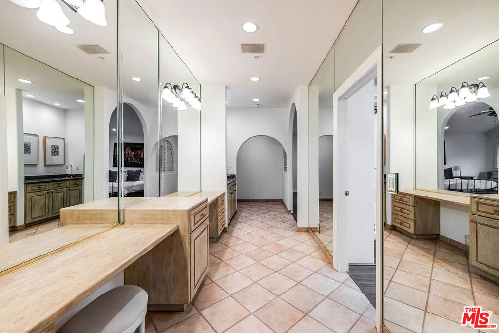 4063 Benedict Canyon Drive