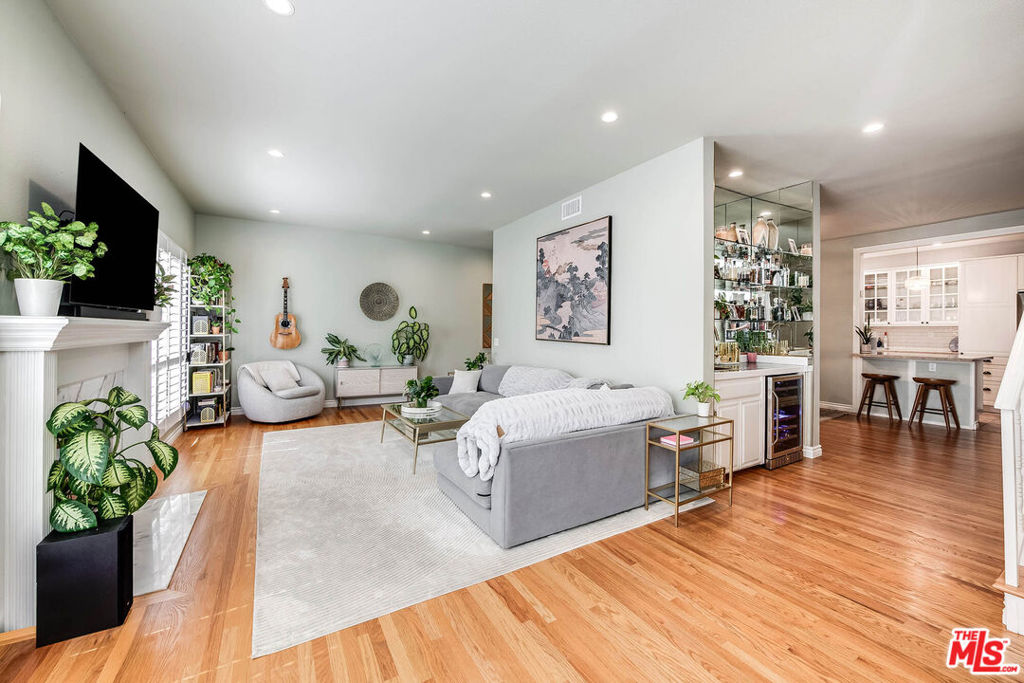 4444 Moorpark Way 202