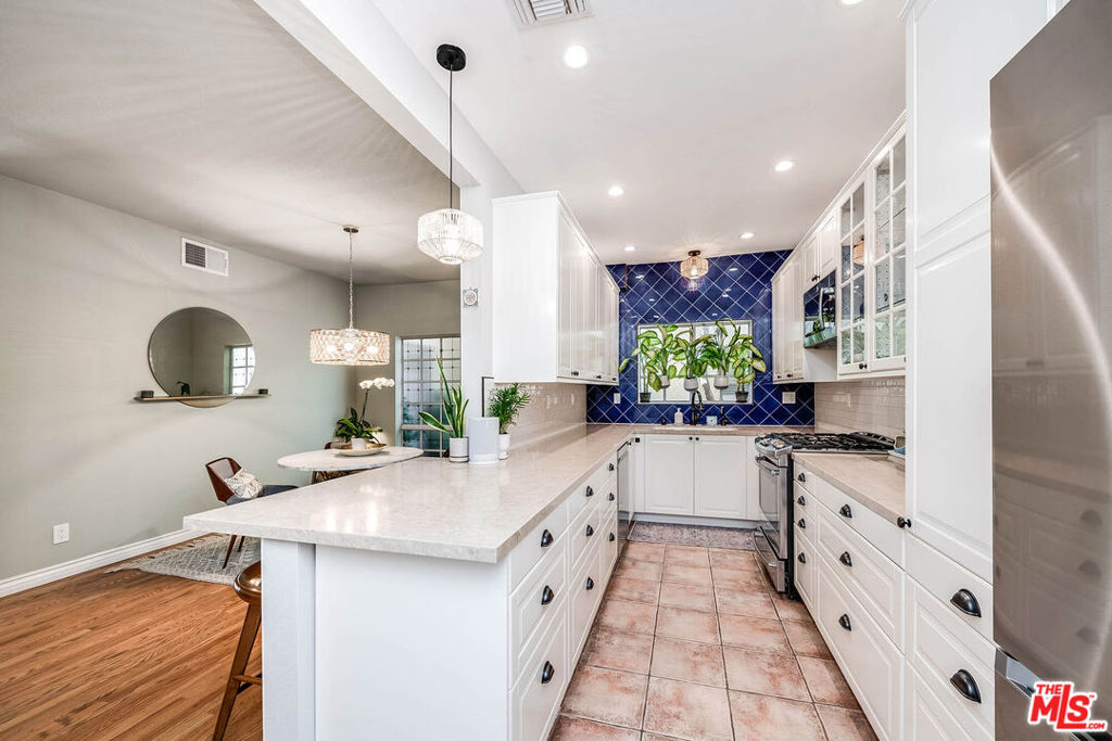 4444 Moorpark Way 202