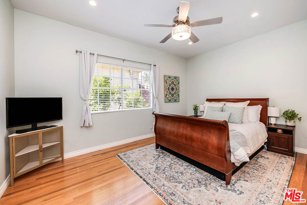 4444 Moorpark Way 202