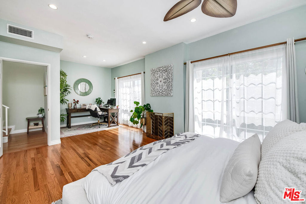 4444 Moorpark Way 202