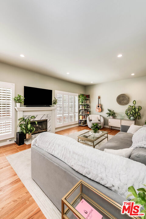 4444 Moorpark Way 202