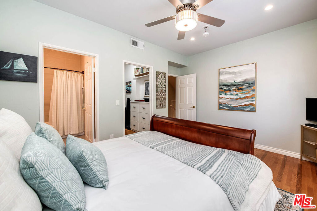 4444 Moorpark Way 202