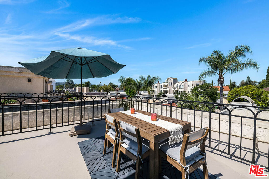 4444 Moorpark Way 202