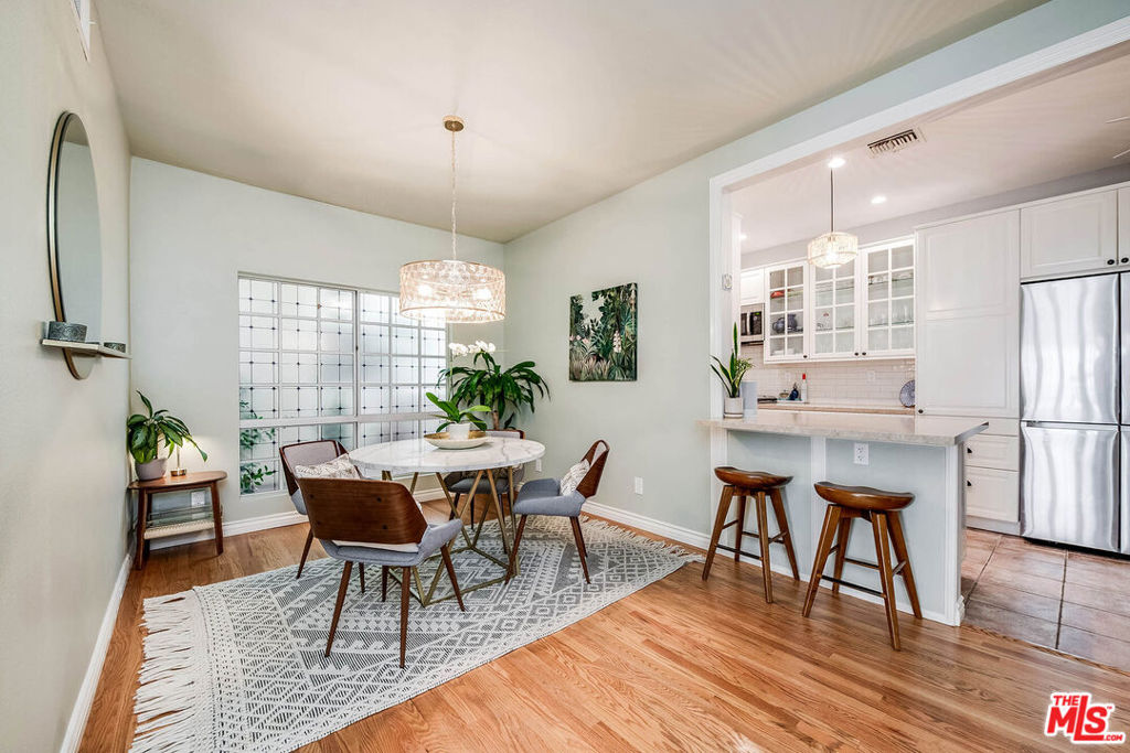 4444 Moorpark Way 202