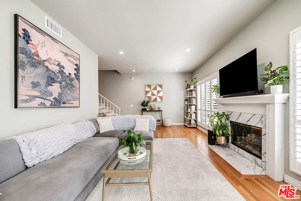 4444 Moorpark Way 202