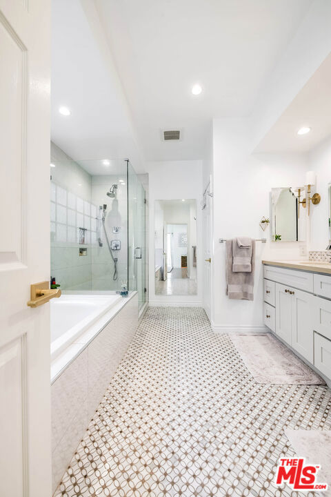 4444 Moorpark Way 202