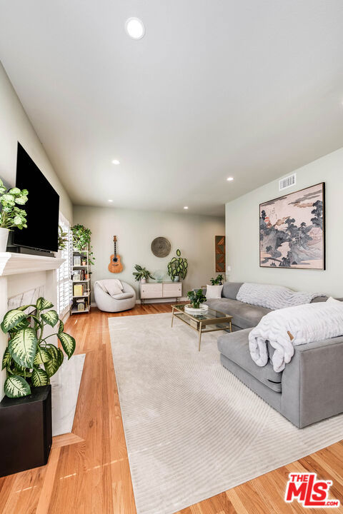 4444 Moorpark Way 202