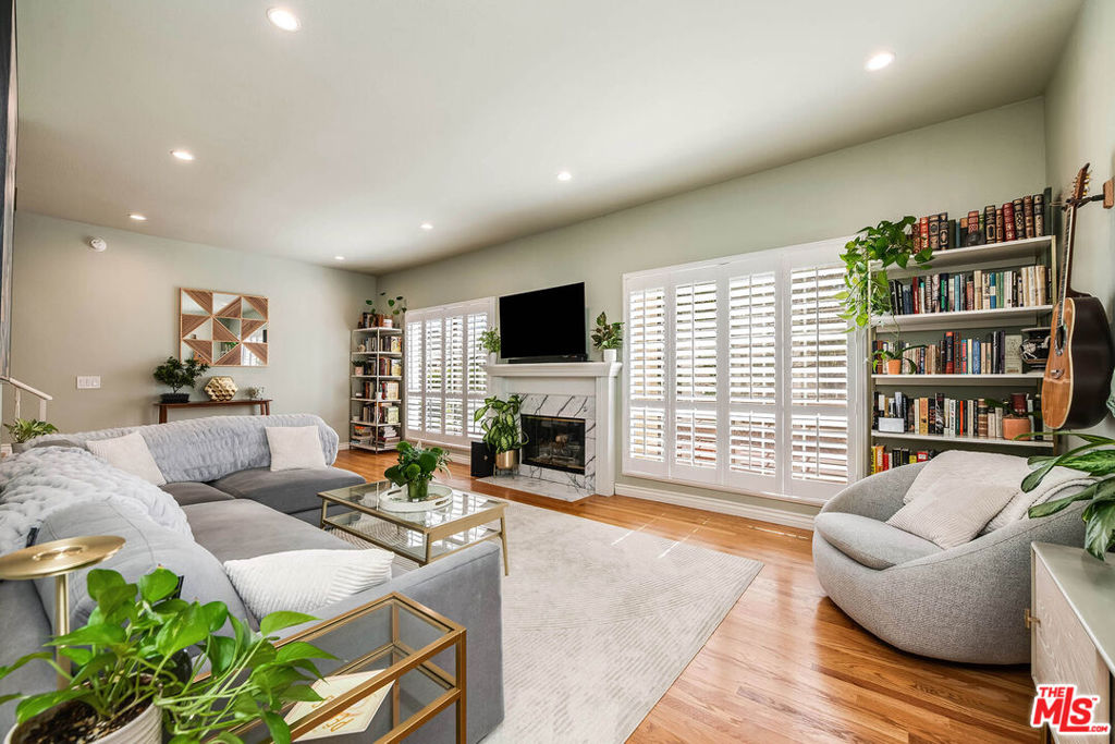 4444 Moorpark Way 202