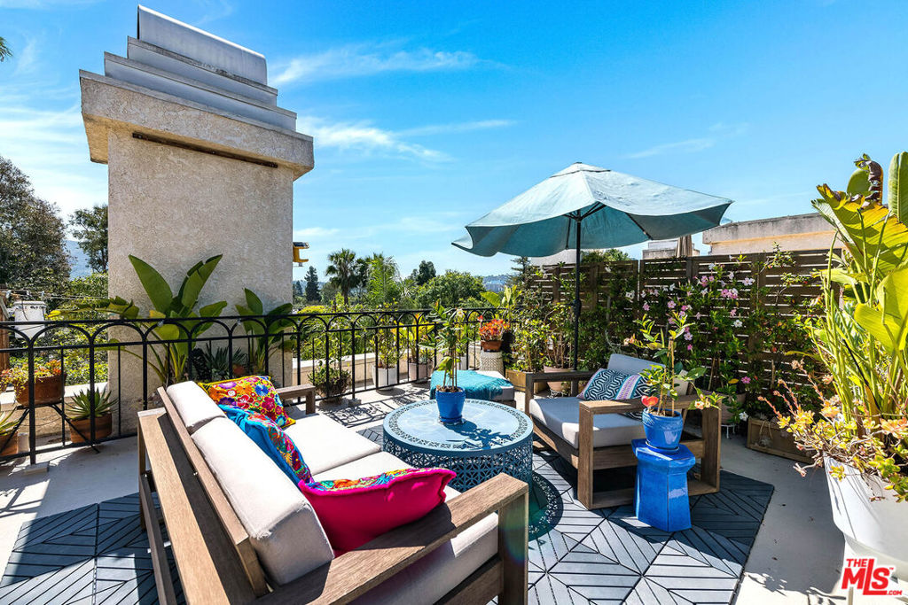 4444 Moorpark Way 202