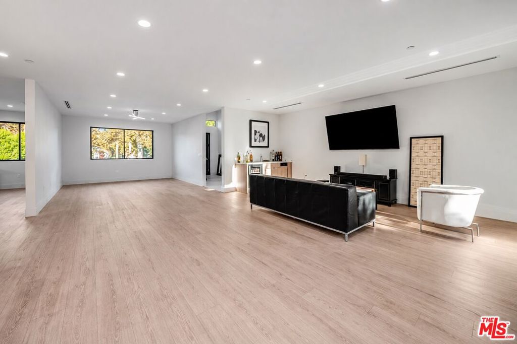 4555 Forman Avenue