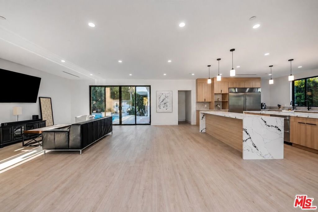 4555 Forman Avenue