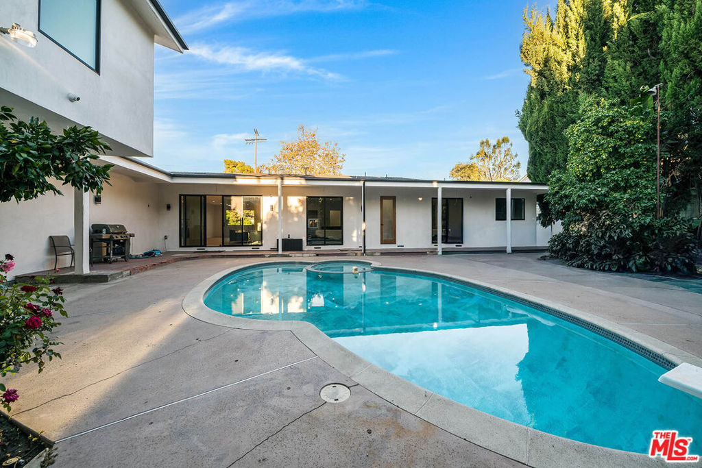 4555 Forman Avenue