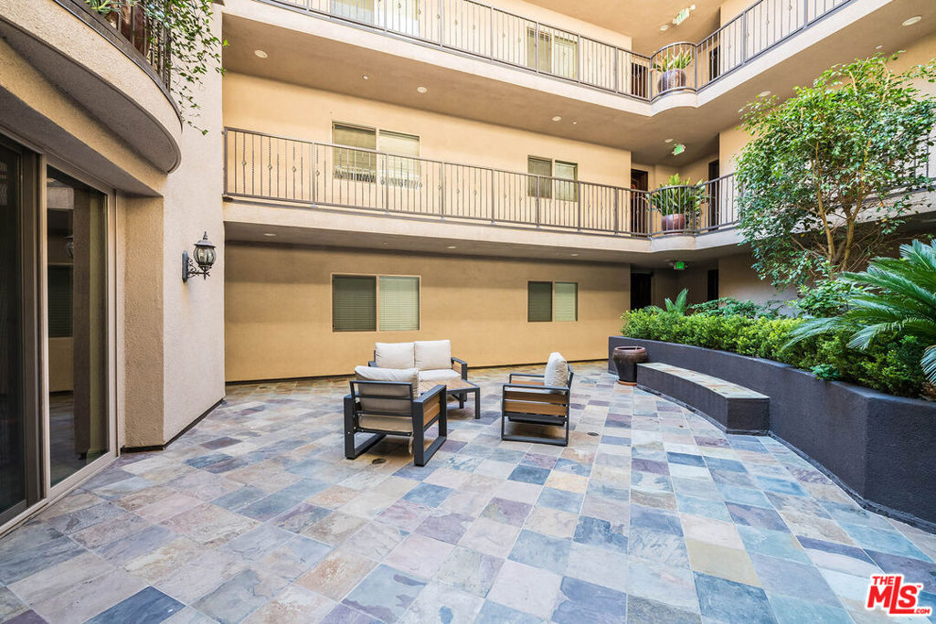 11218 Camarillo Street 406