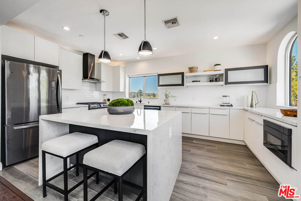 11218 Camarillo Street 406