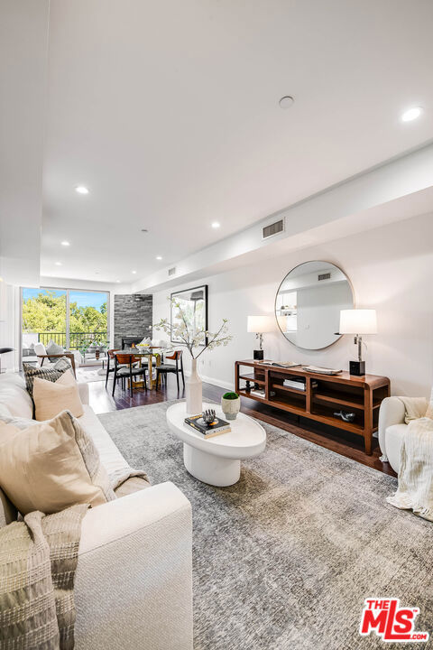 11218 Camarillo Street 406