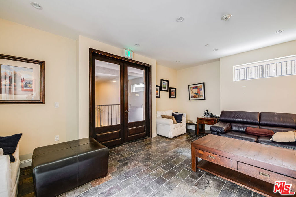 11218 Camarillo Street 406